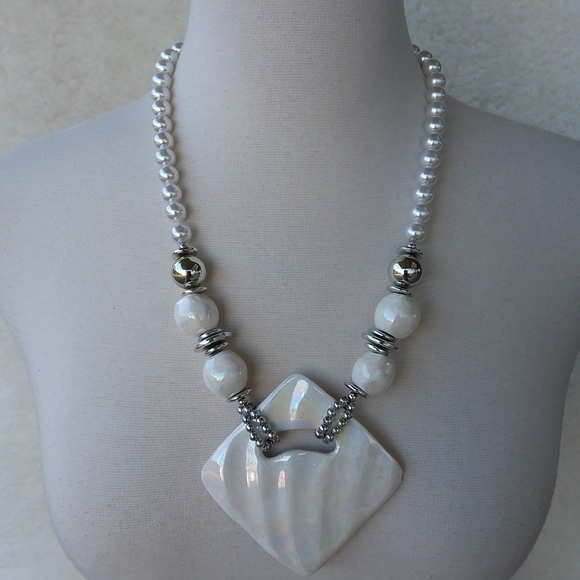 Vintage White & Silver Faux Pearl Necklace - Picture 2 of 6